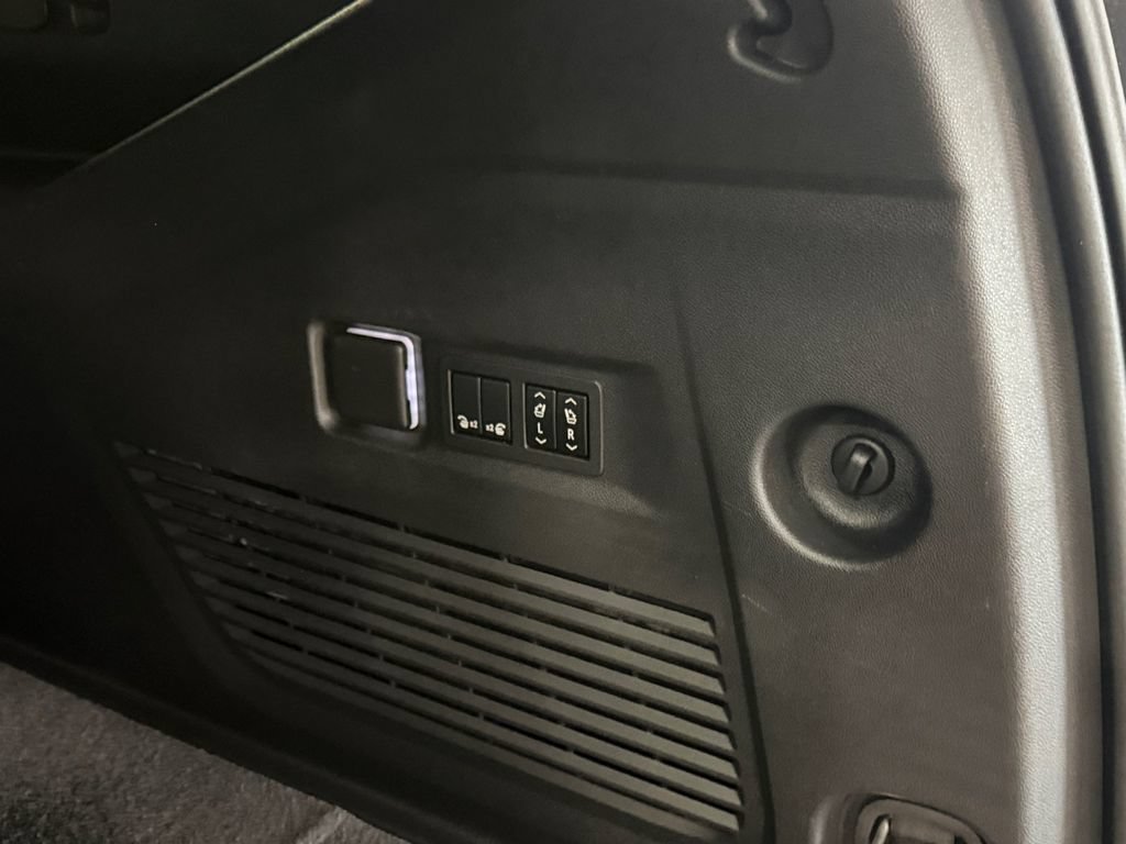 Used 2025 Chevrolet Suburban High Country AWD/4WD image 35