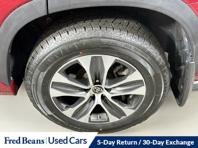 Used 2023 Toyota Highlander XLE AWD/4WD image 40