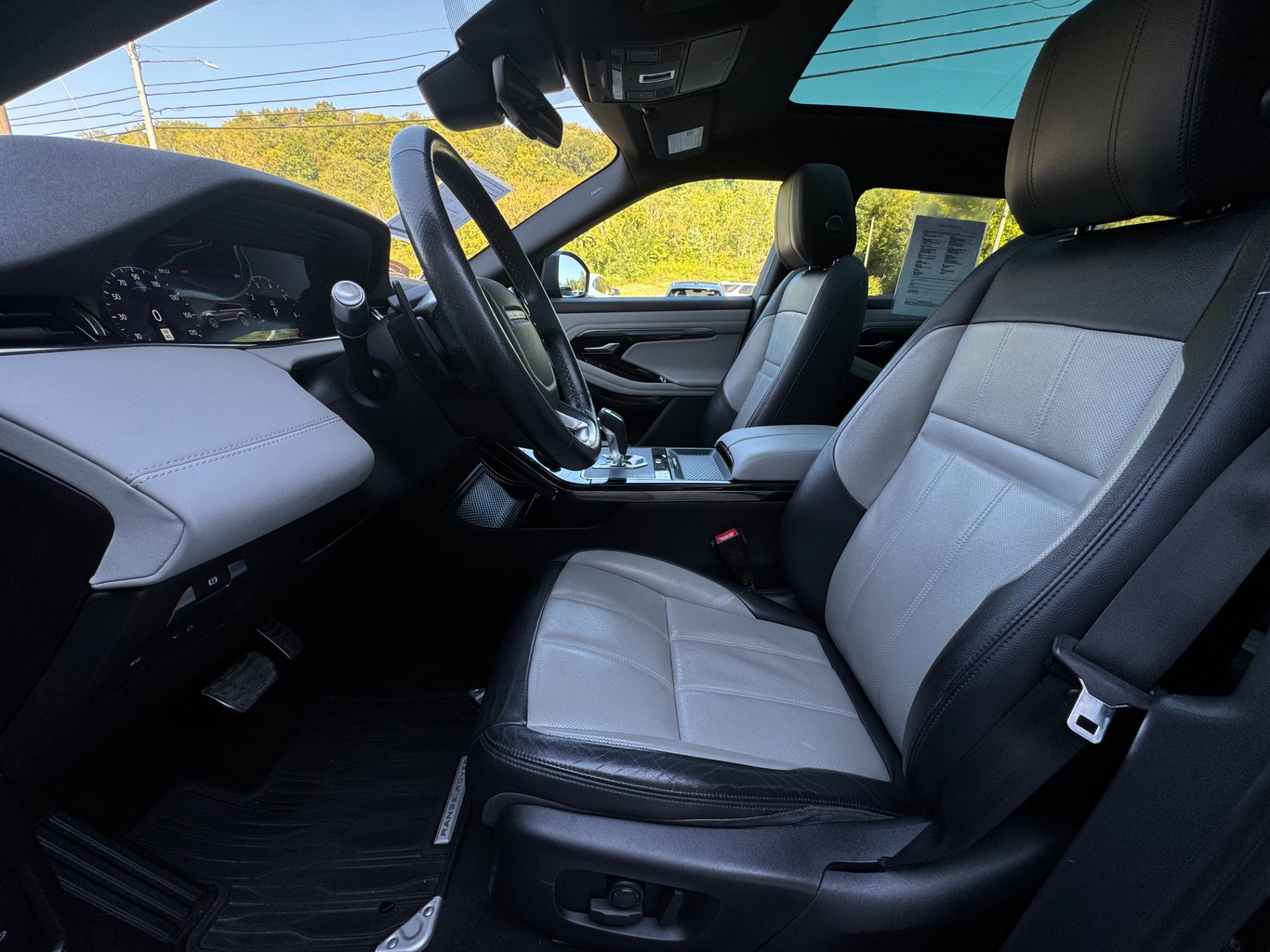 Used 2020 Land Rover Range Rover Evoque R-Dynamic SE image 9