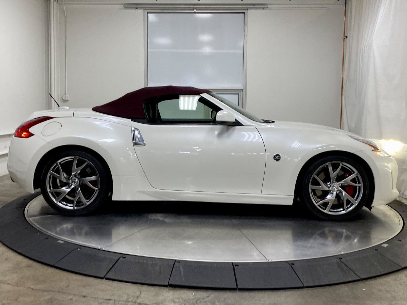 Used 2017 Nissan 370Z Touring Sport RWD image 18
