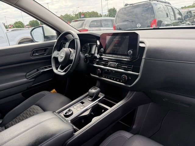 Used 2023 Nissan Pathfinder SV w/ Black Appearance Package AWD/4WD image 17