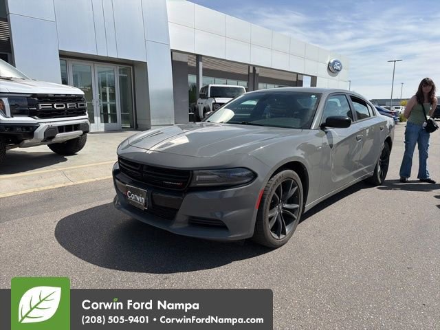 Used 2018 Dodge Charger SXT w/ Blacktop Package RWD image 1