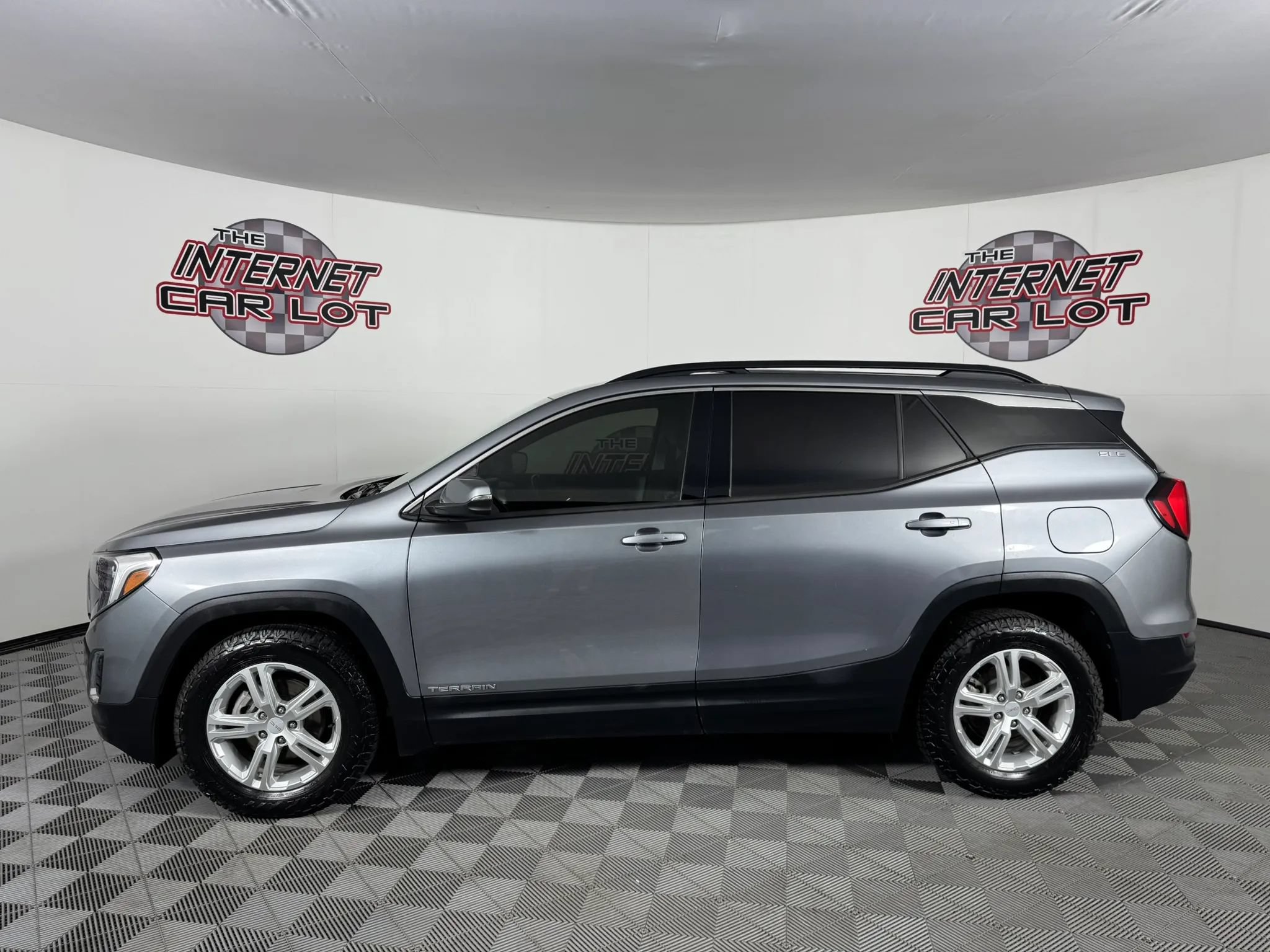 Used 2020 GMC Terrain SLE w/ Driver Convenience Package FWD image 4