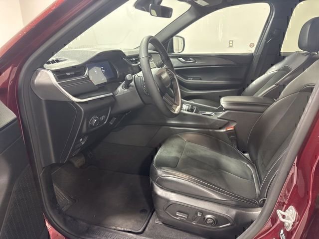 Used 2025 Jeep Grand Cherokee Altitude image 12