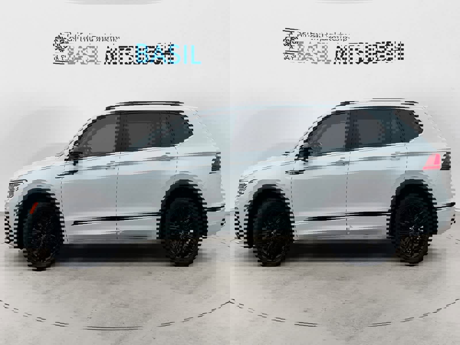 Used 2022 Volkswagen Tiguan SE R-Line image 2