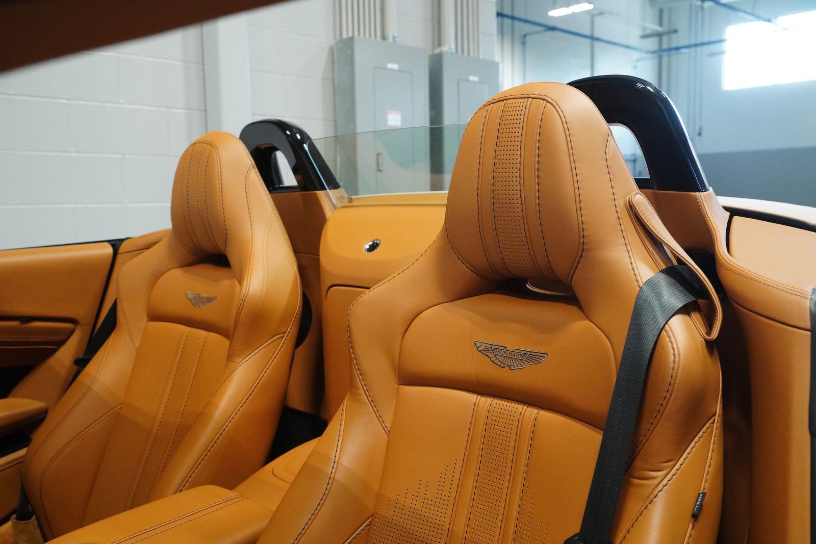 Used 2021 Aston Martin V8 Vantage Roadster RWD image 15