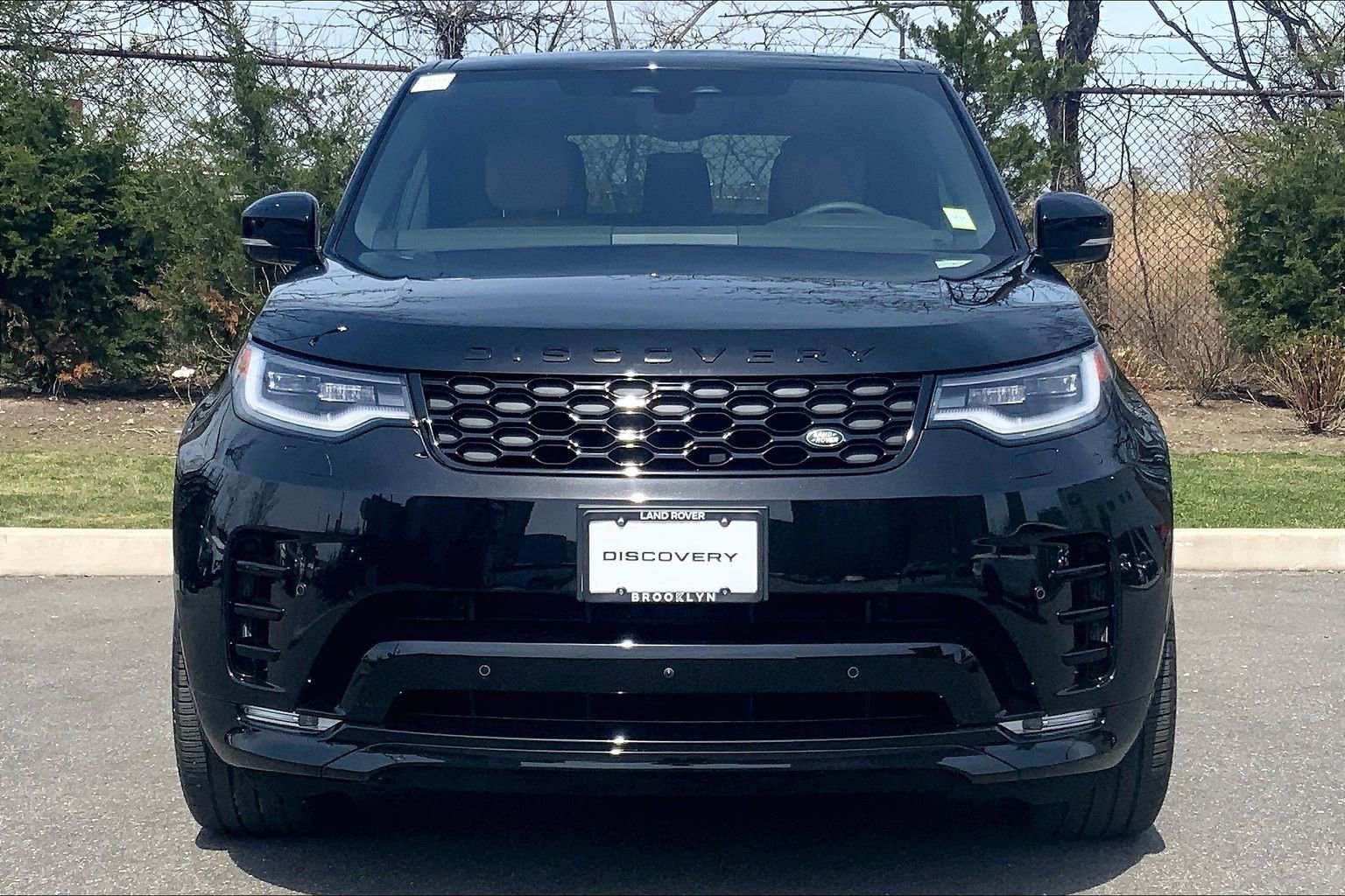 Used 2025 Land Rover Discovery Dynamic SE AWD/4WD image 3