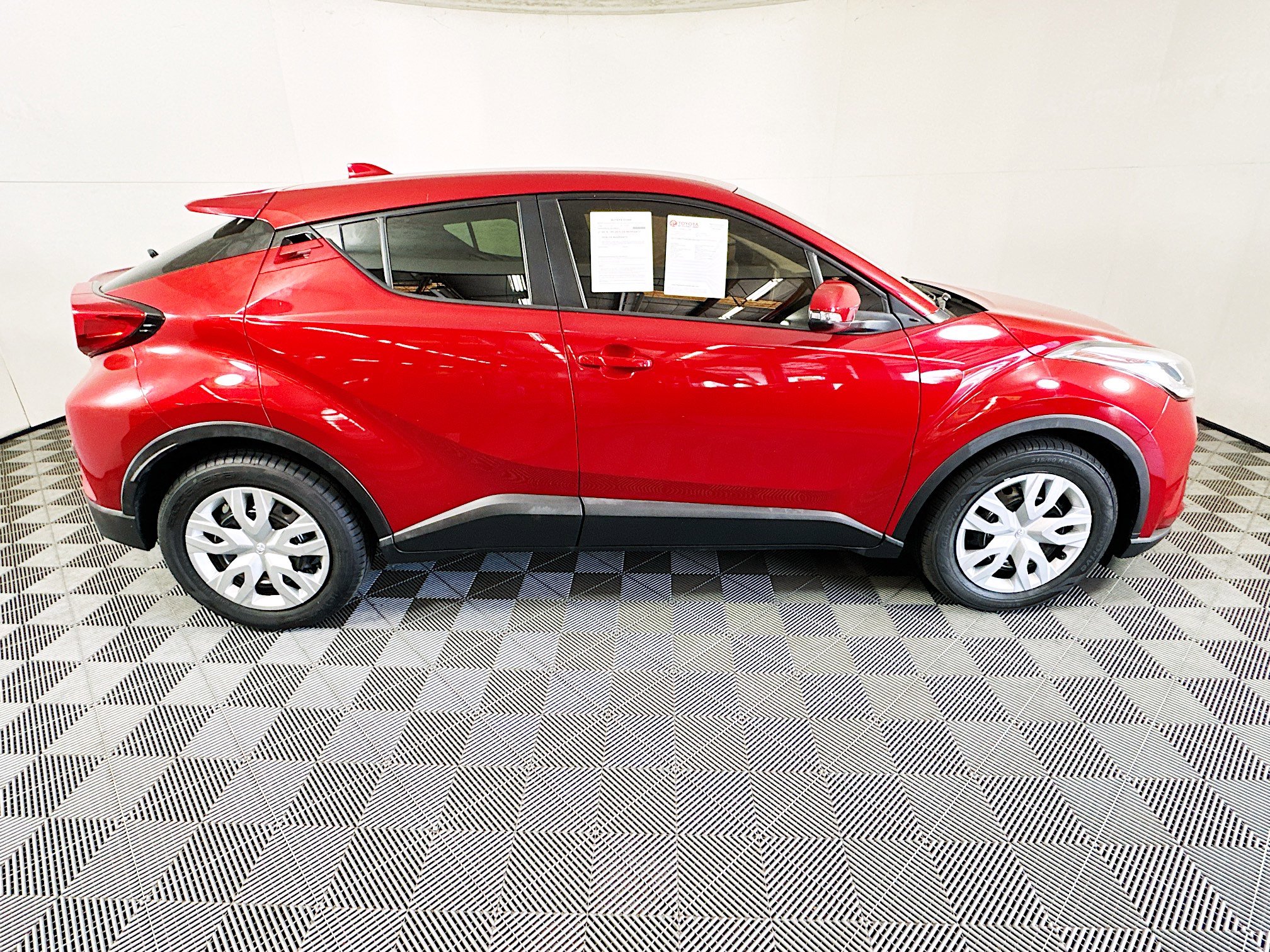 Used 2020 Toyota C-HR LE FWD image 2