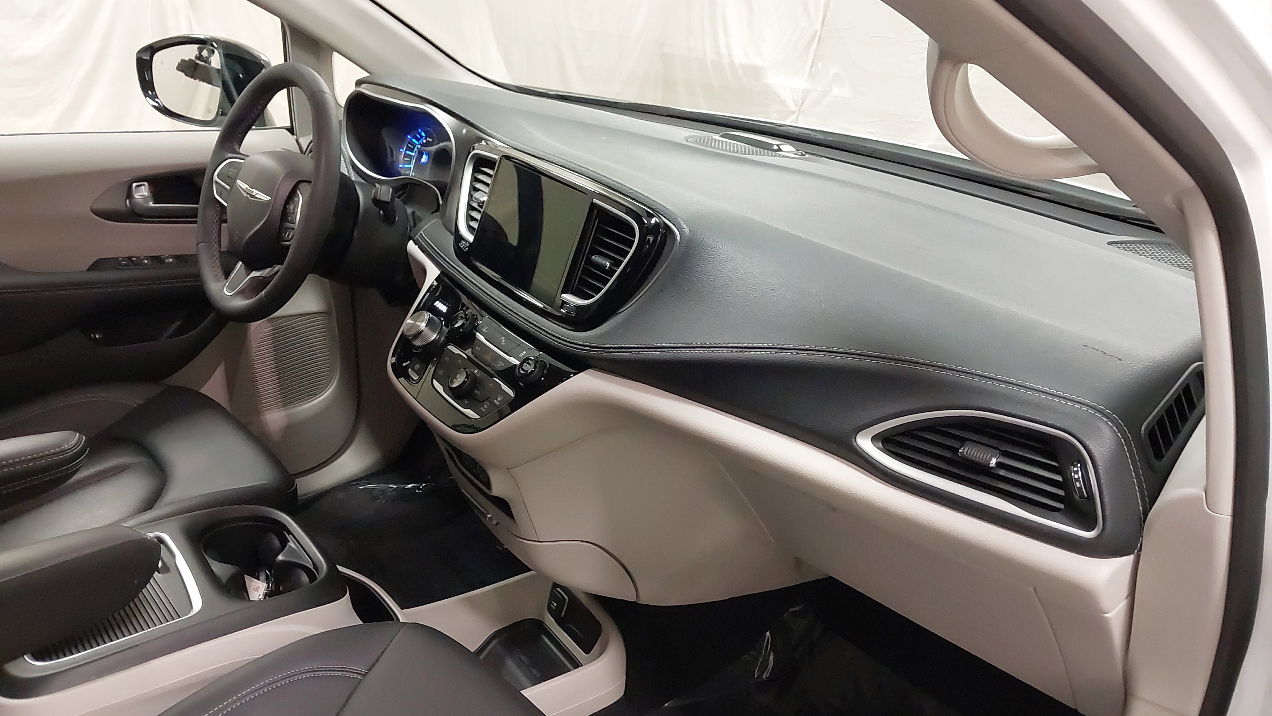 Used 2024 Chrysler Pacifica Select image 29