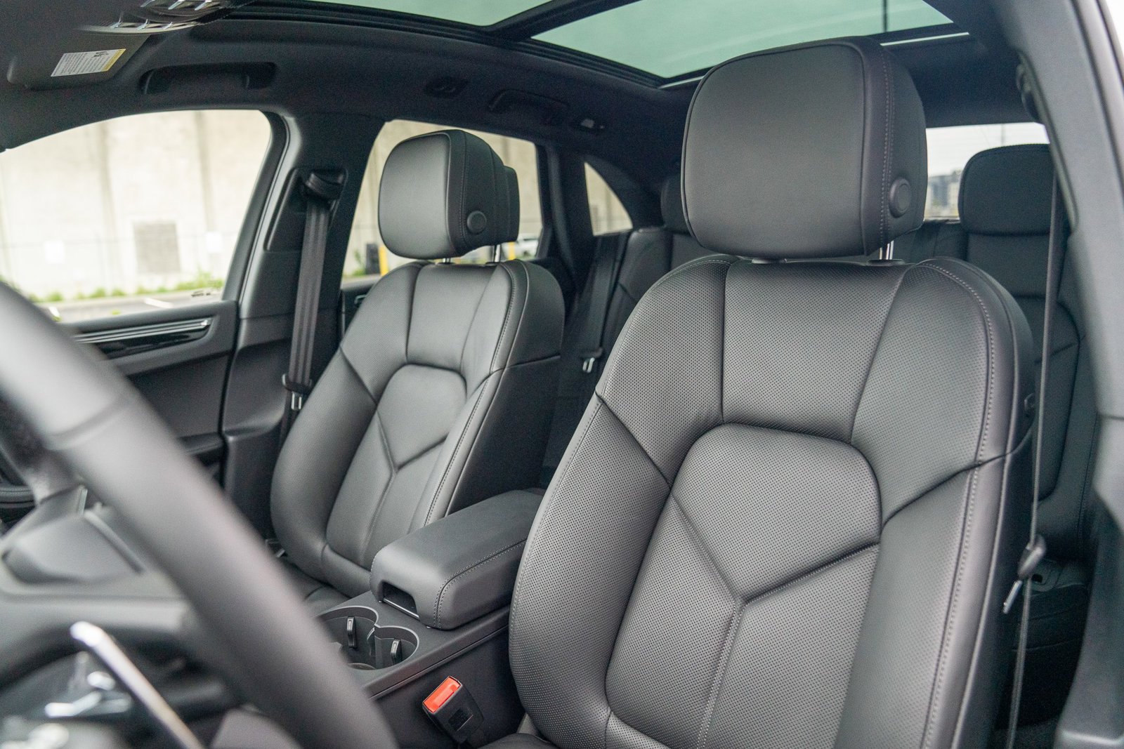 Certified 2026 Porsche Macan AWD/4WD image 5