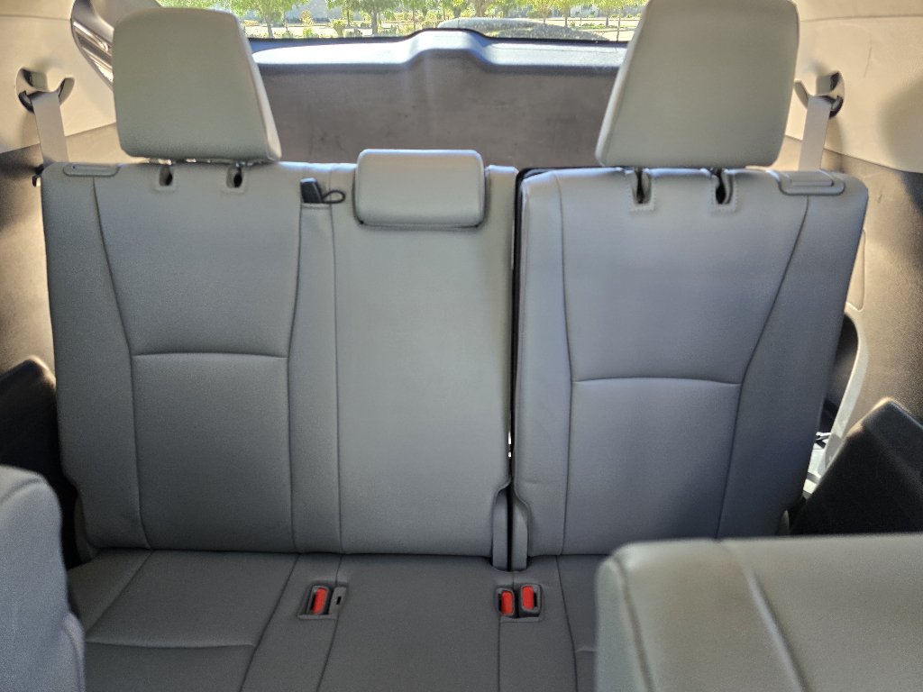 Used 2021 Toyota Highlander XLE AWD/4WD image 16