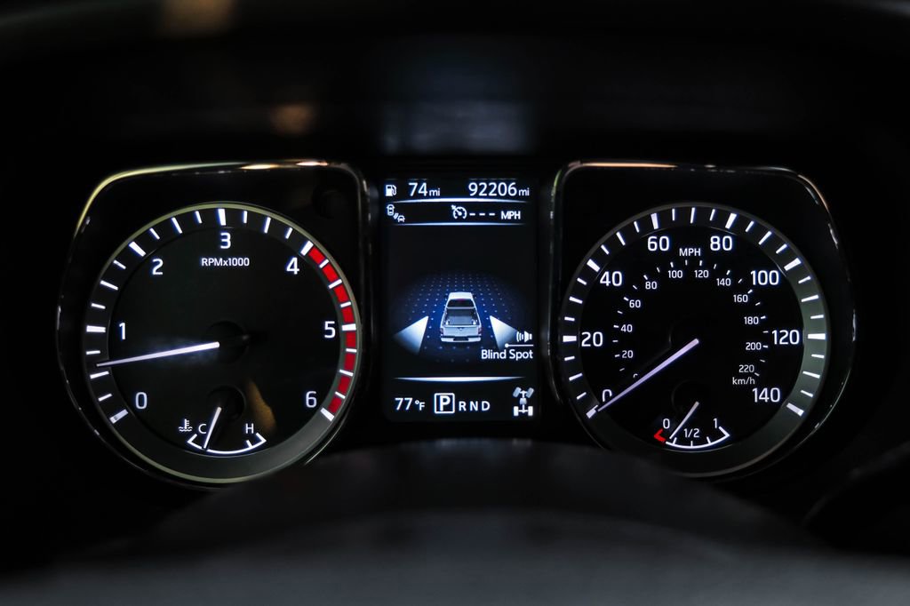 Used 2018 Nissan Titan SV w/ SV Convenience Package image 16