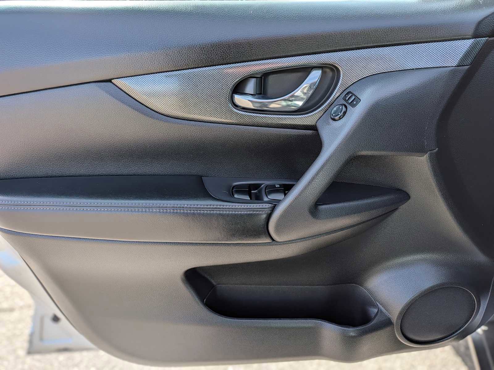 Used 2015 Nissan Rogue SL w/ SL Premium Package image 17