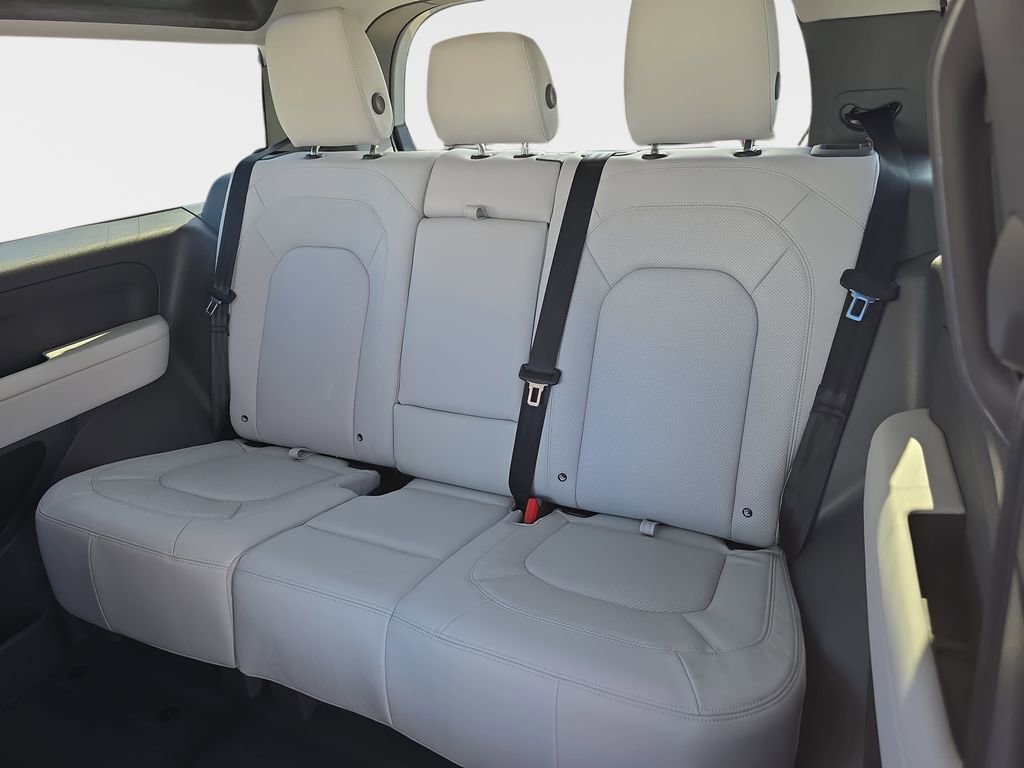 Used 2025 Land Rover Defender 90 X-Dynamic SE image 14