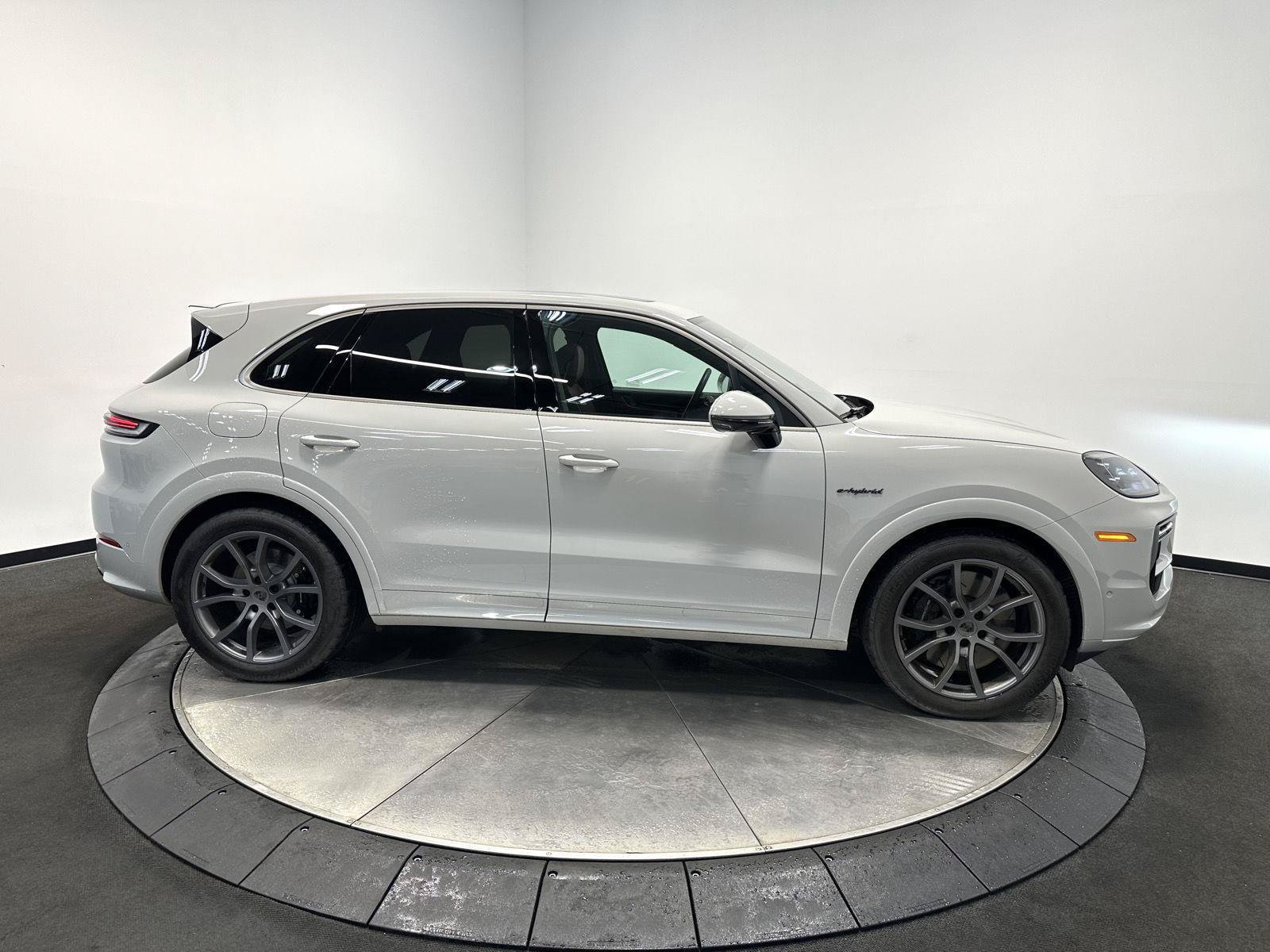 Certified 2025 Porsche Cayenne Turbo AWD/4WD image 9