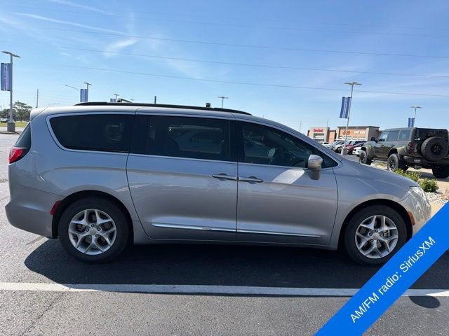 Used 2017 Chrysler Pacifica Touring-L w/ Tire & Wheel Group FWD image 4