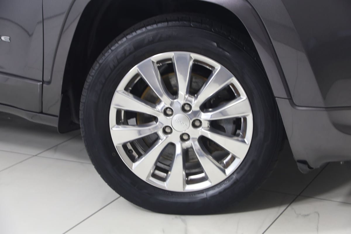 Used 2018 Jeep Cherokee Overland AWD/4WD image 15