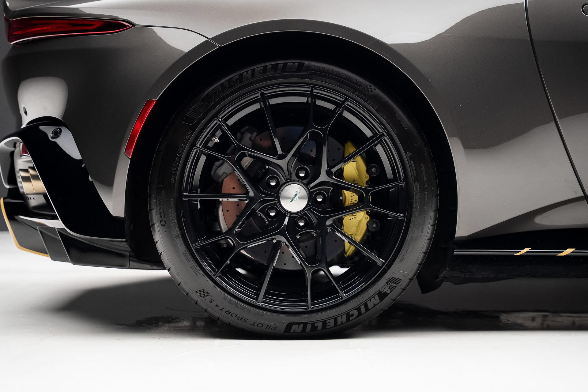 Used 2022 Aston Martin V8 Vantage Coupe RWD image 45