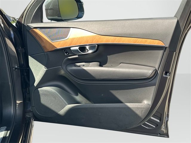 Used 2023 Volvo XC90 B6 Plus image 23