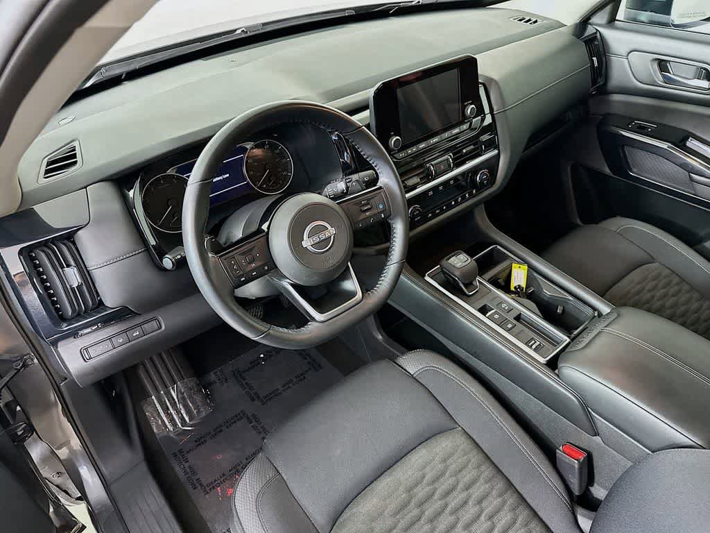 Used 2022 Nissan Pathfinder SV w/ SV Premium Package image 2