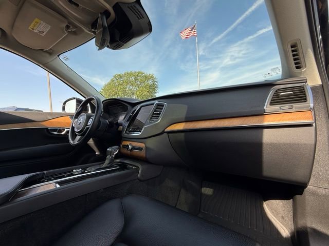 Used 2022 Volvo XC90 T6 Momentum w/ Climate Package image 18