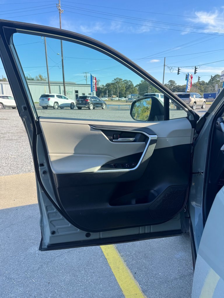 Used 2020 Toyota RAV4 XLE Premium image 7