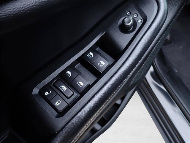 Used 2023 Jeep Grand Cherokee Limited w/ Black Appearance Package AWD/4WD image 15
