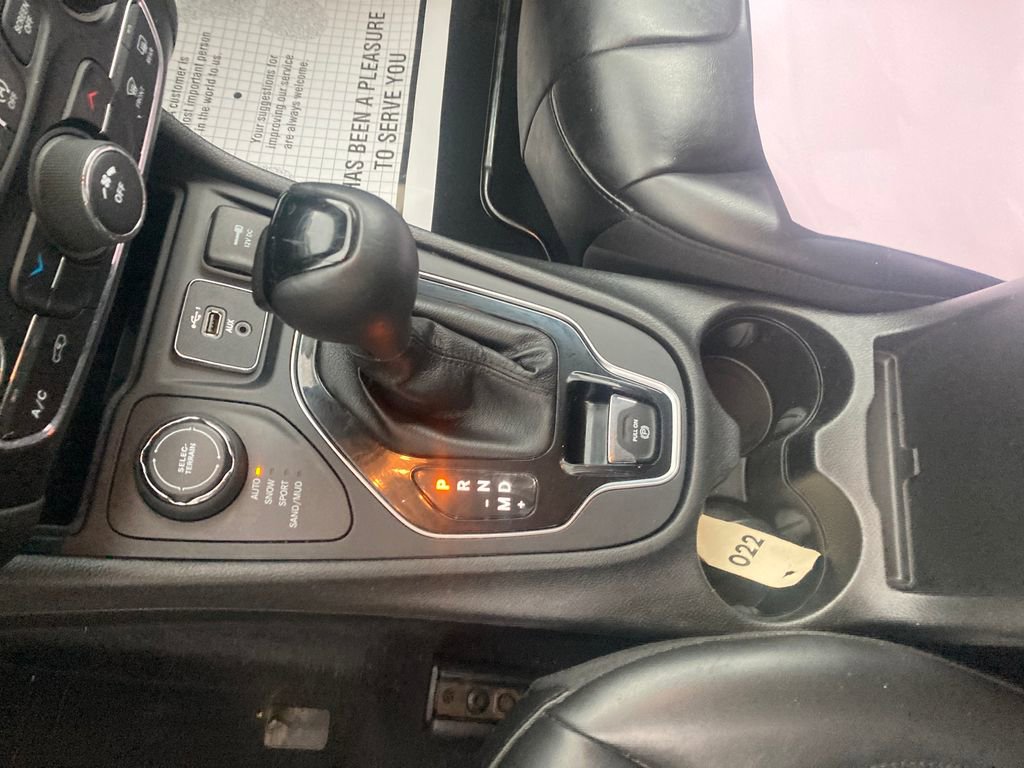 Used 2021 Jeep Cherokee Latitude Plus AWD/4WD image 30
