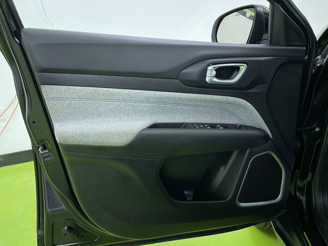 Used 2024 Jeep Compass Sport image 17