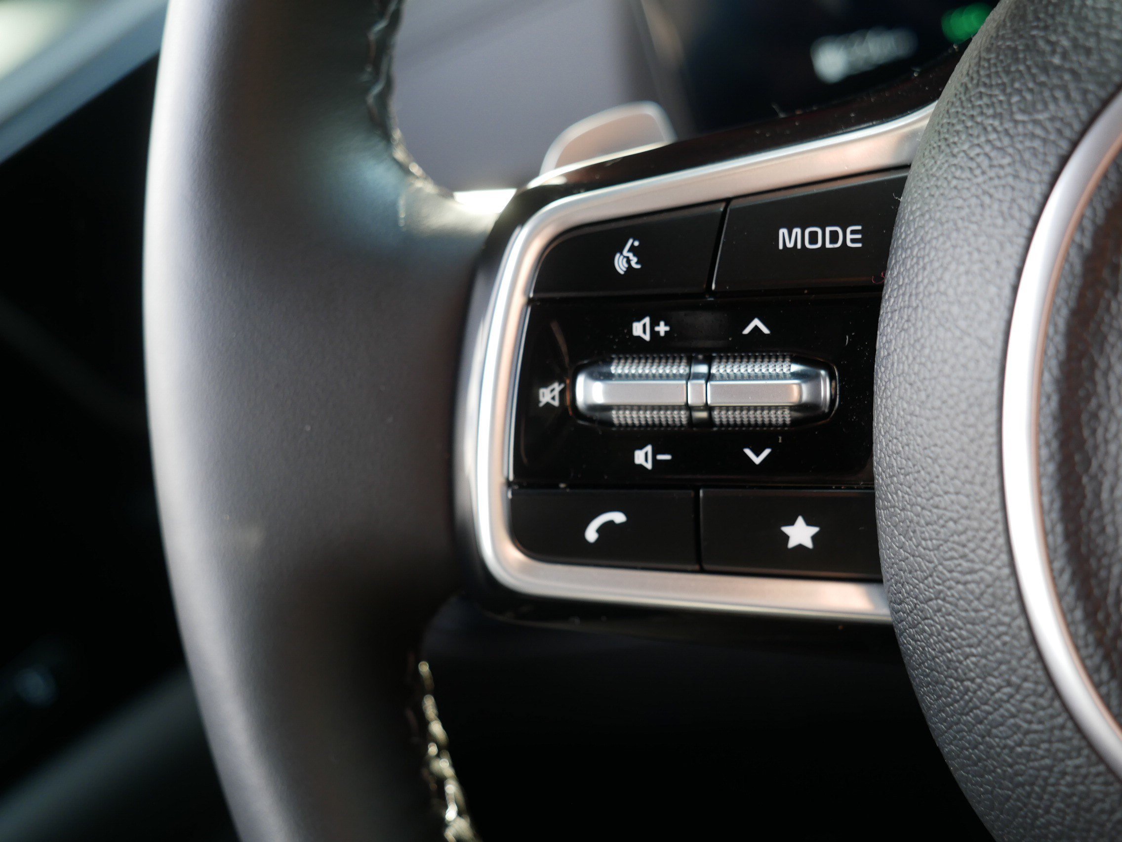 Certified 2025 Kia Carnival SX Prestige FWD image 28