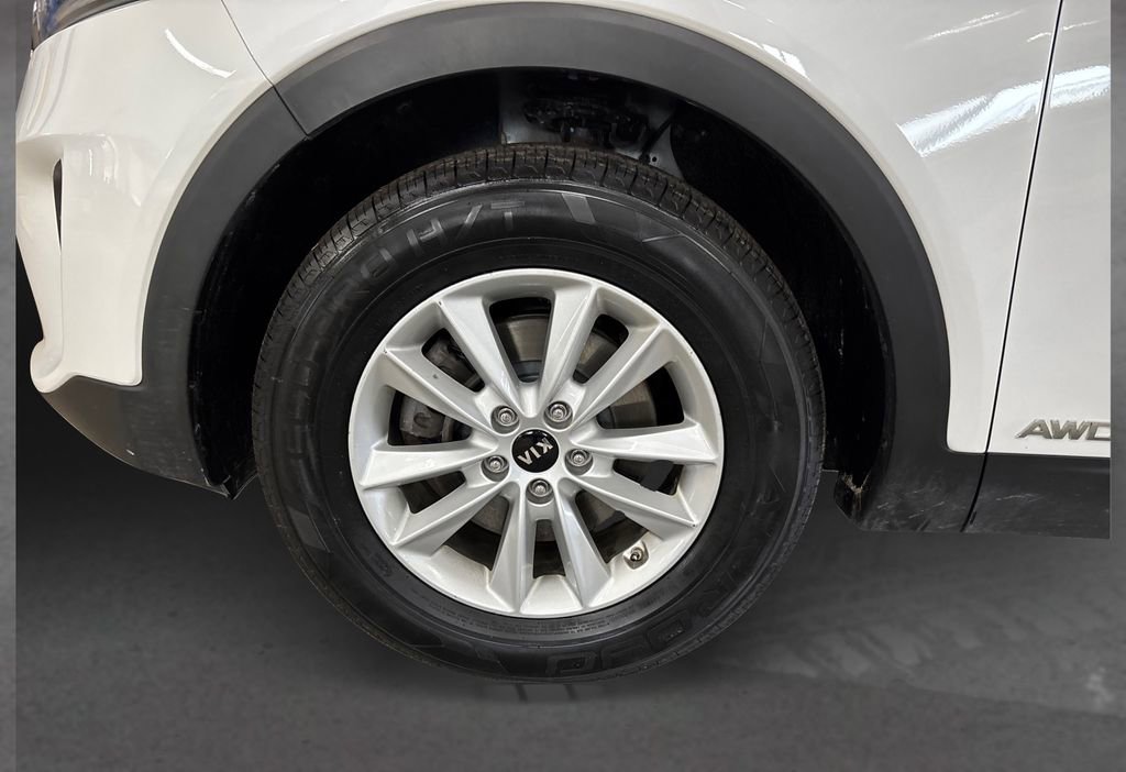 Used 2020 Kia Sorento LX image 12