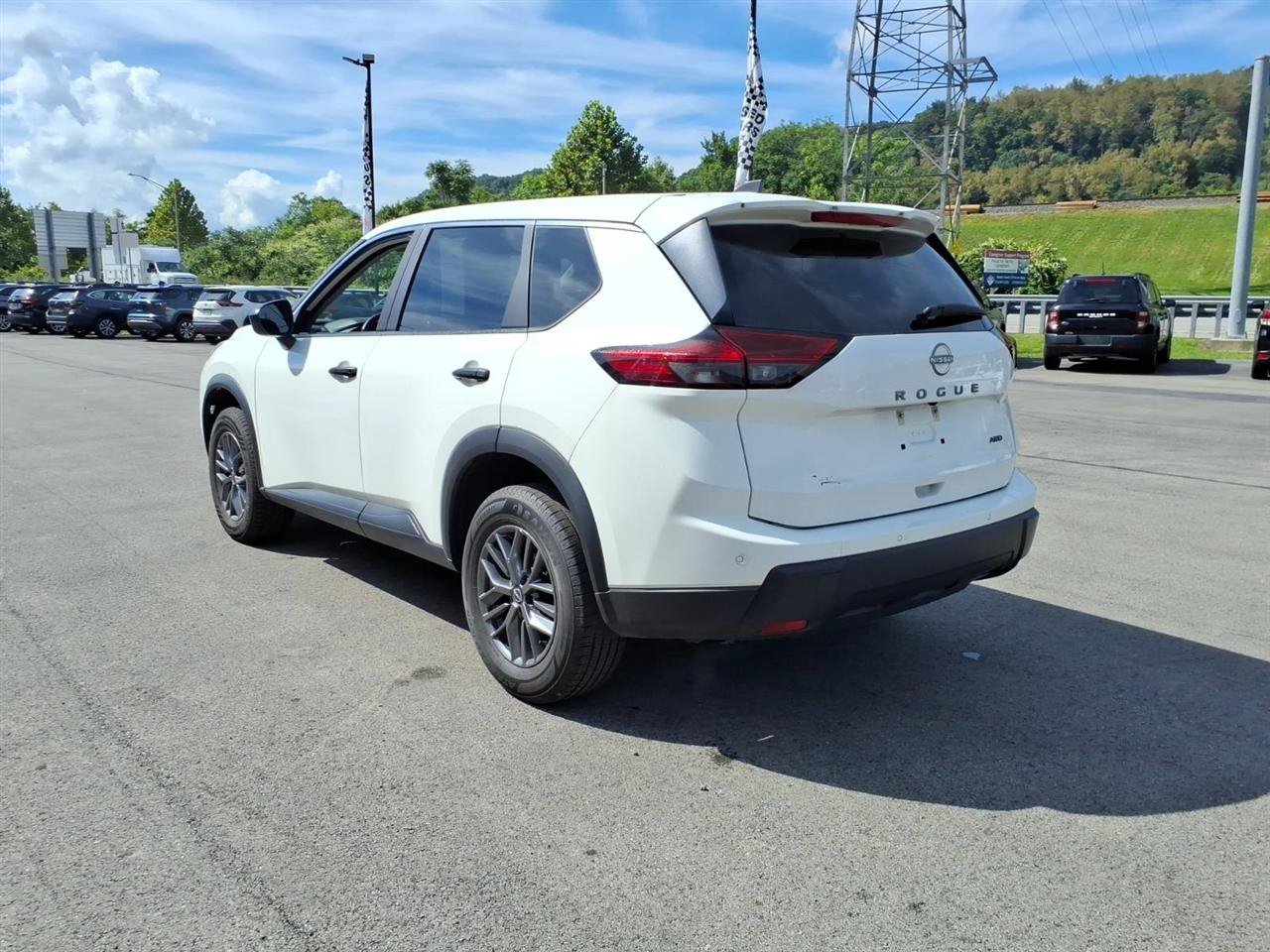 Used 2024 Nissan Rogue S AWD/4WD image 4