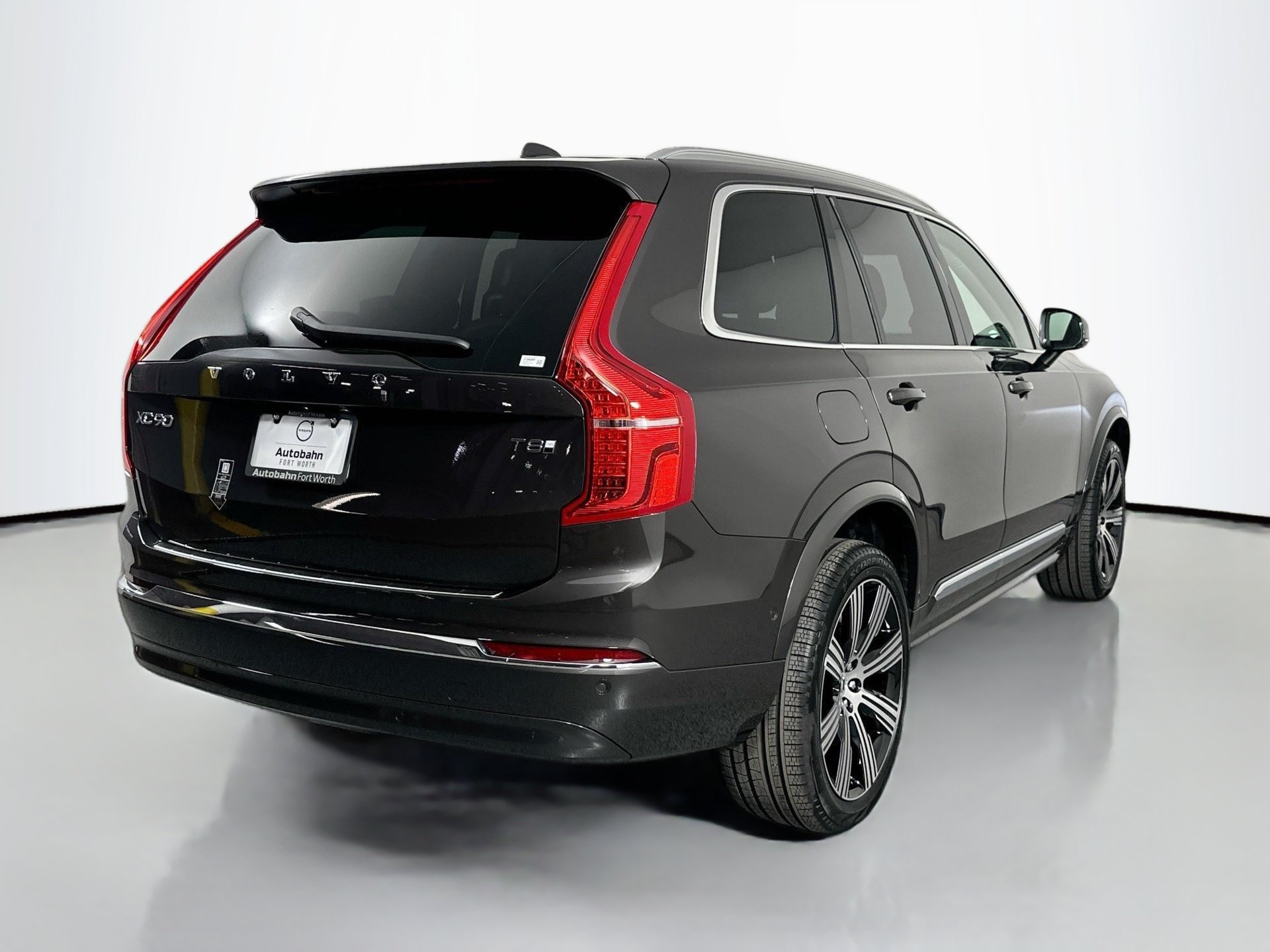 Certified 2025 Volvo XC90 T8 Plus w/ Protection Package Premier AWD/4WD image 5