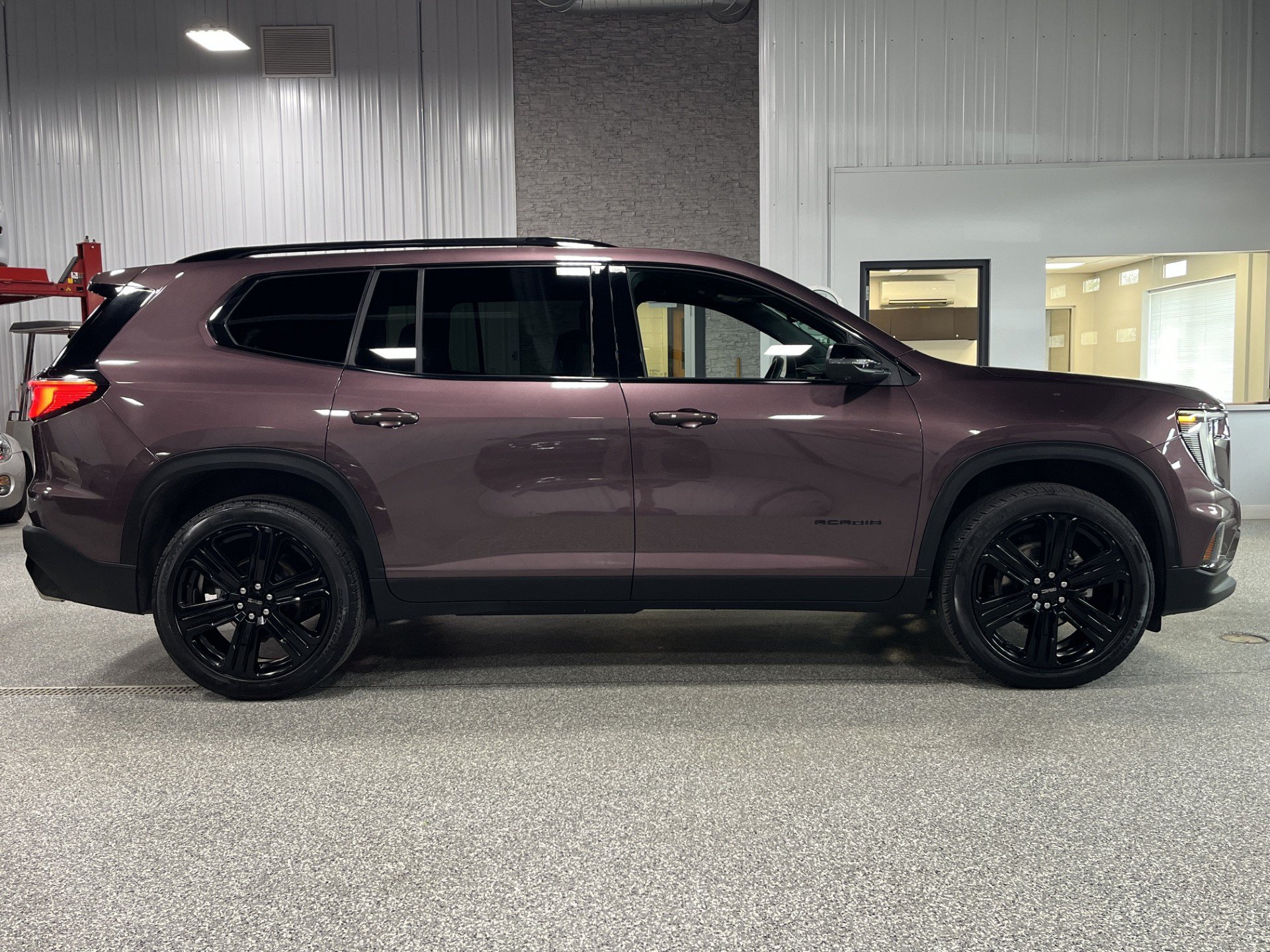 Certified 2025 GMC Acadia Elevation w/ Elevation Premium Package AWD/4WD image 4