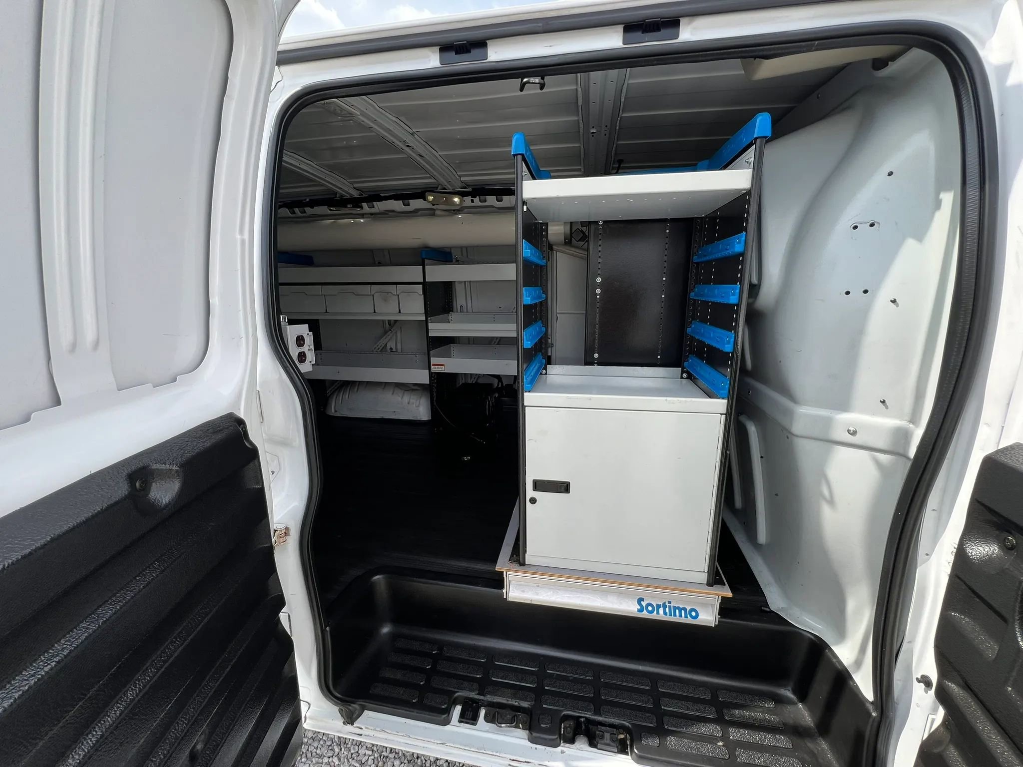 Used 2015 Chevrolet Express 2500 image 9