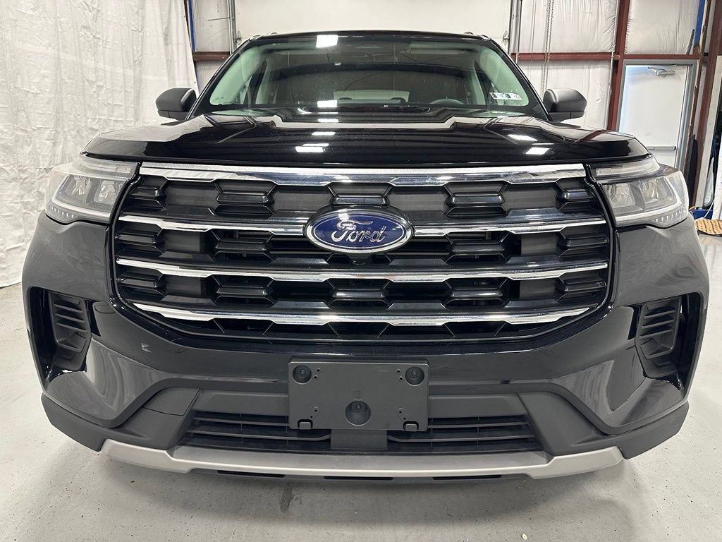 Used 2025 Ford Explorer Active AWD/4WD image 2