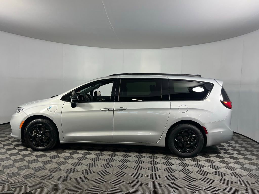 Used 2024 Chrysler Pacifica Premium image 8