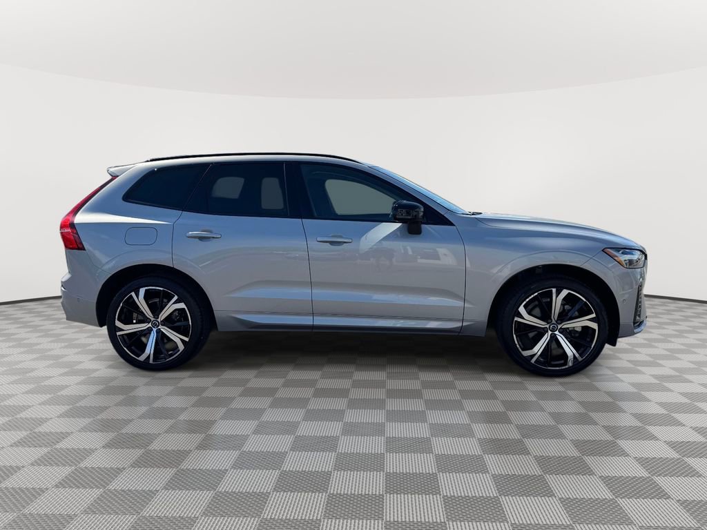 Used 2023 Volvo XC60 B6 Ultimate w/ Protection Package Premier image 3