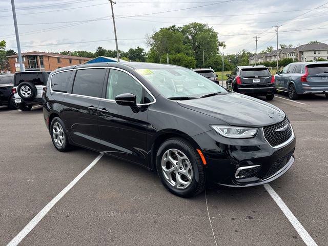 Used 2024 Chrysler Pacifica Limited w/ Trailer Tow Group FWD image 2