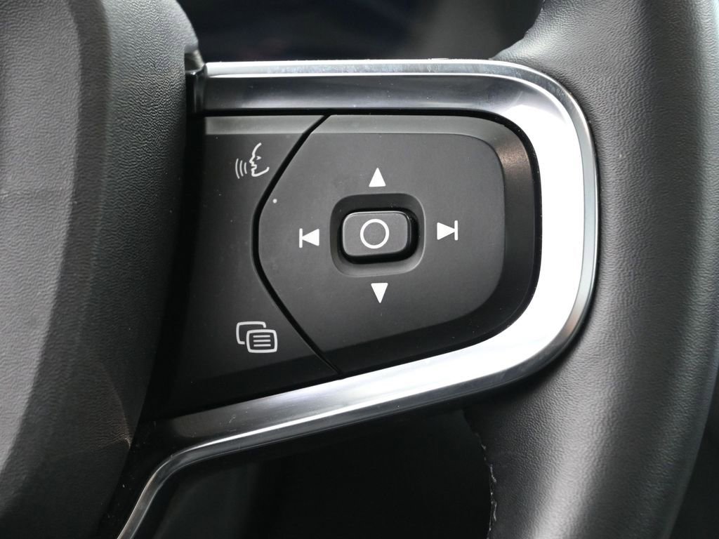 Used 2025 Volvo XC40 B5 Core image 23