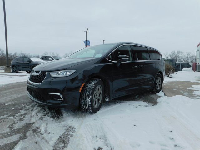 Used 2024 Chrysler Pacifica Limited image 4