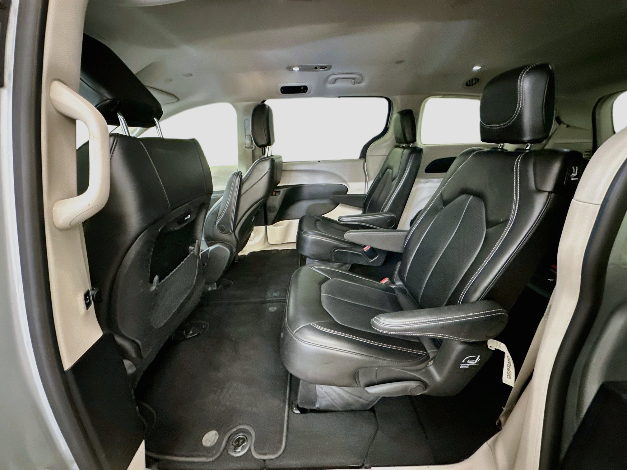 Used 2024 Chrysler Pacifica Touring-L FWD image 28