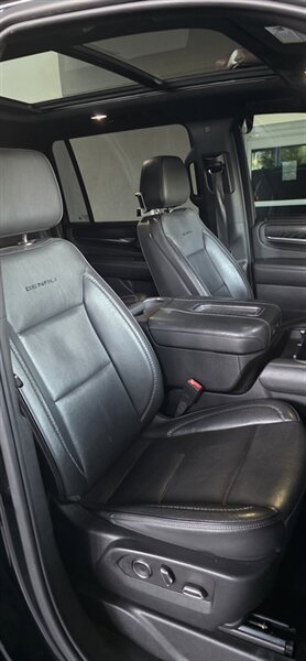 Used 2021 GMC Yukon XL Denali w/ Denali Premium Package image 18