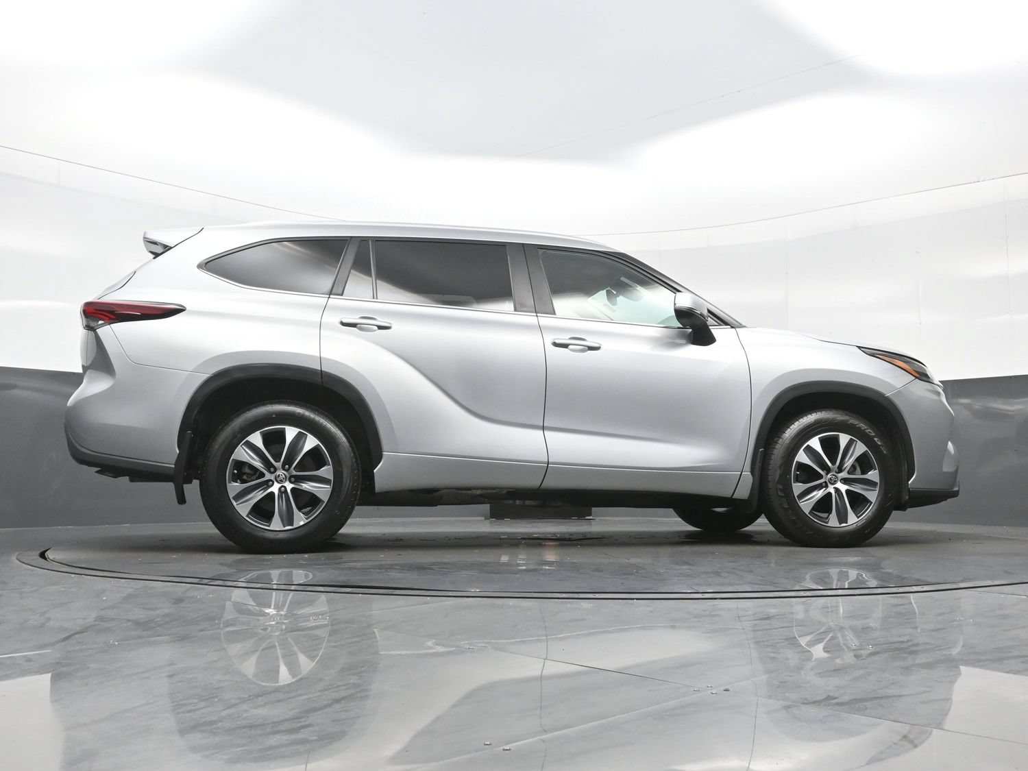 Used 2024 Toyota Highlander XLE AWD/4WD image 35