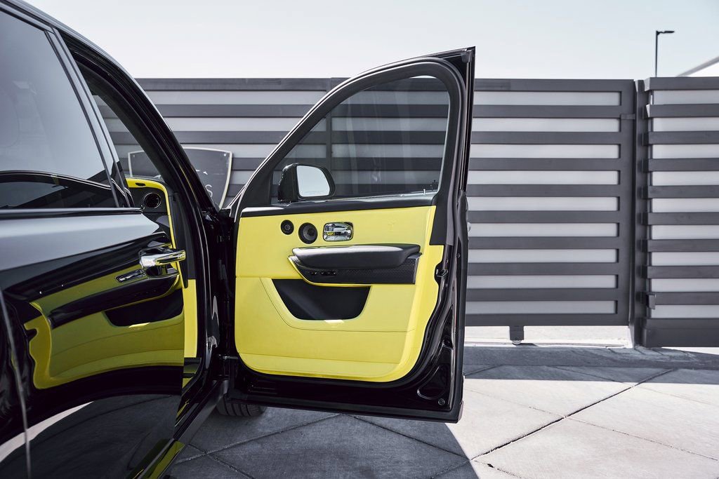 Used 2022 Rolls-Royce Cullinan Black Badge w/ Dark Exterior Package image 23