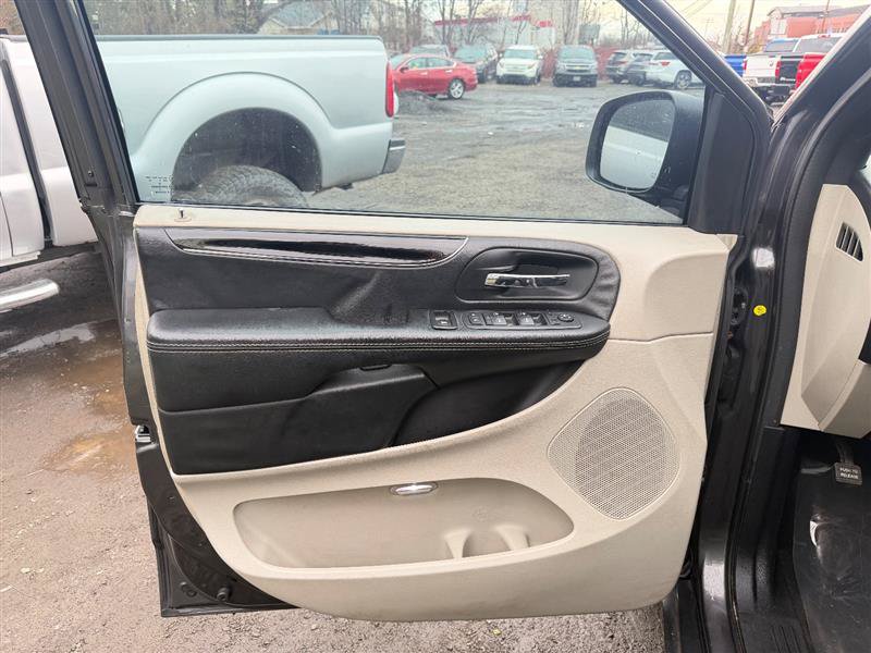 Used 2018 Dodge Grand Caravan SXT FWD image 12