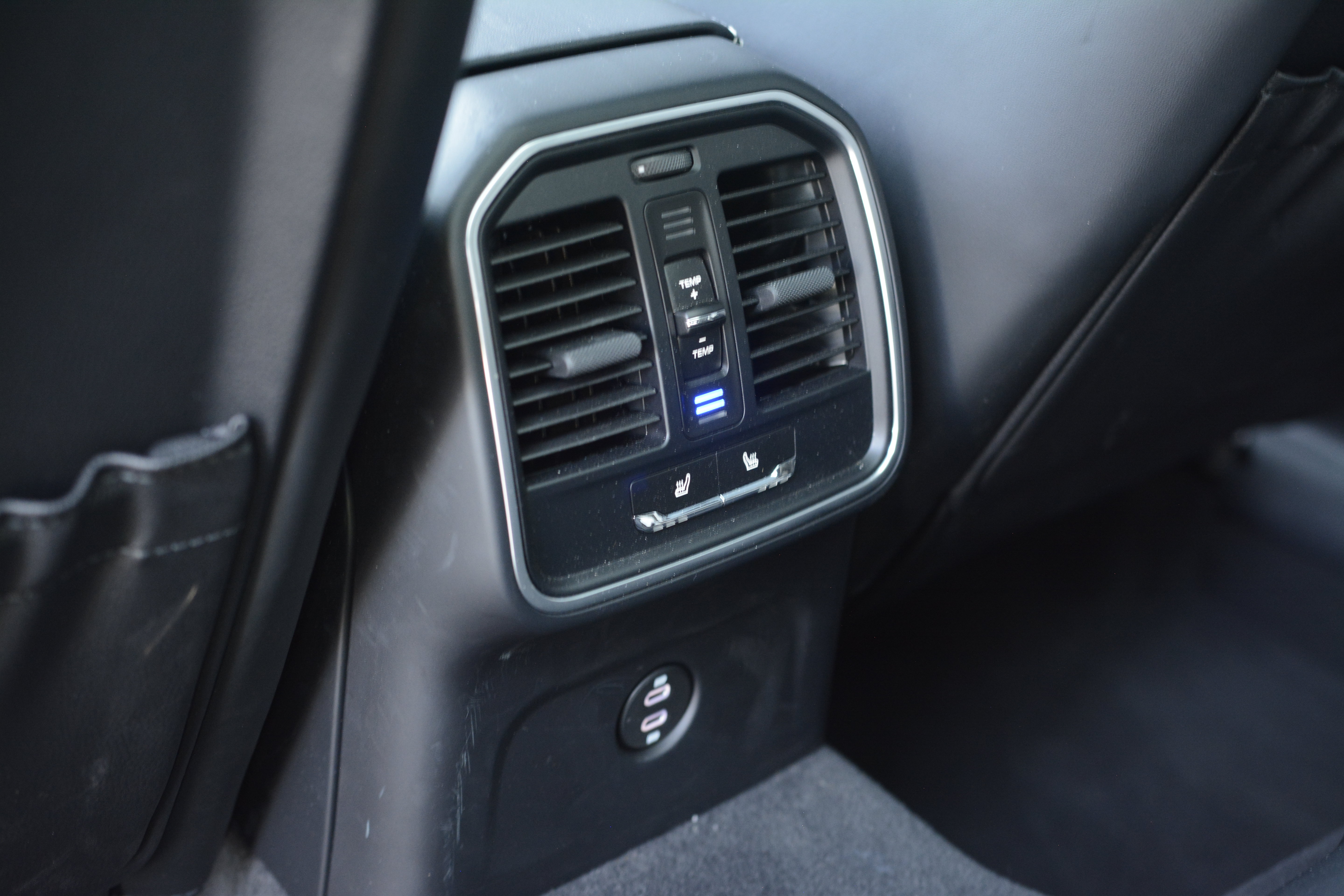 Certified 2026 Porsche Macan Turbo AWD/4WD image 24