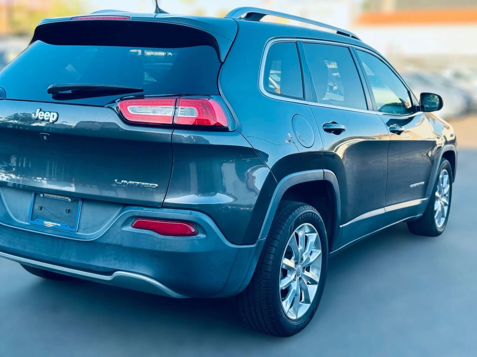 Used 2016 Jeep Cherokee Limited image 8