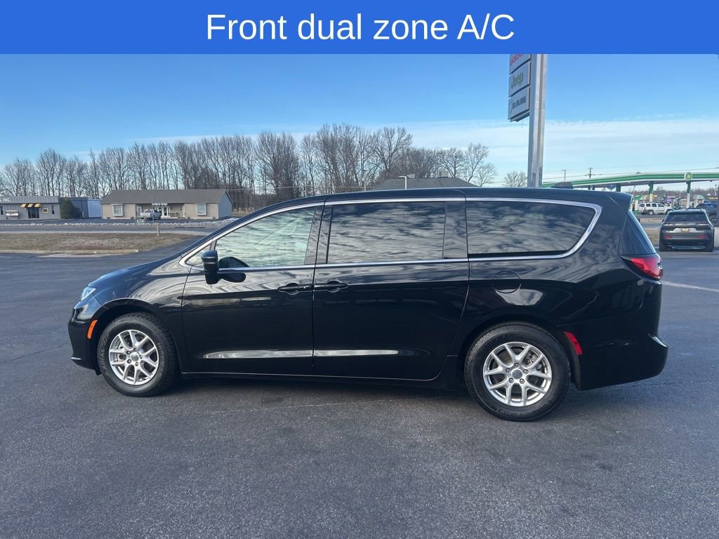 Used 2024 Chrysler Pacifica Touring-L image 7