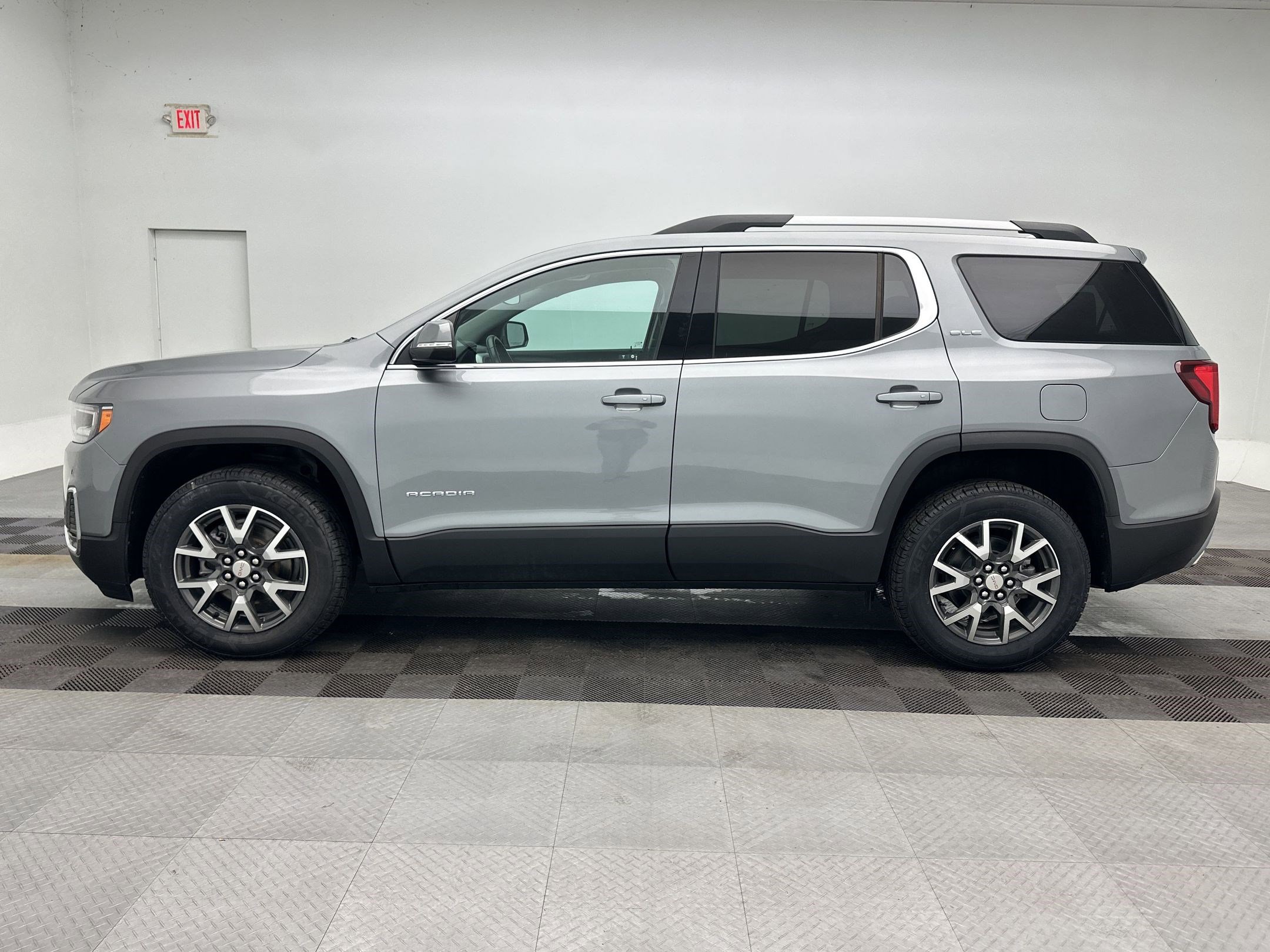 Certified 2023 GMC Acadia SLE w/ Driver Convenience Package AWD/4WD image 2